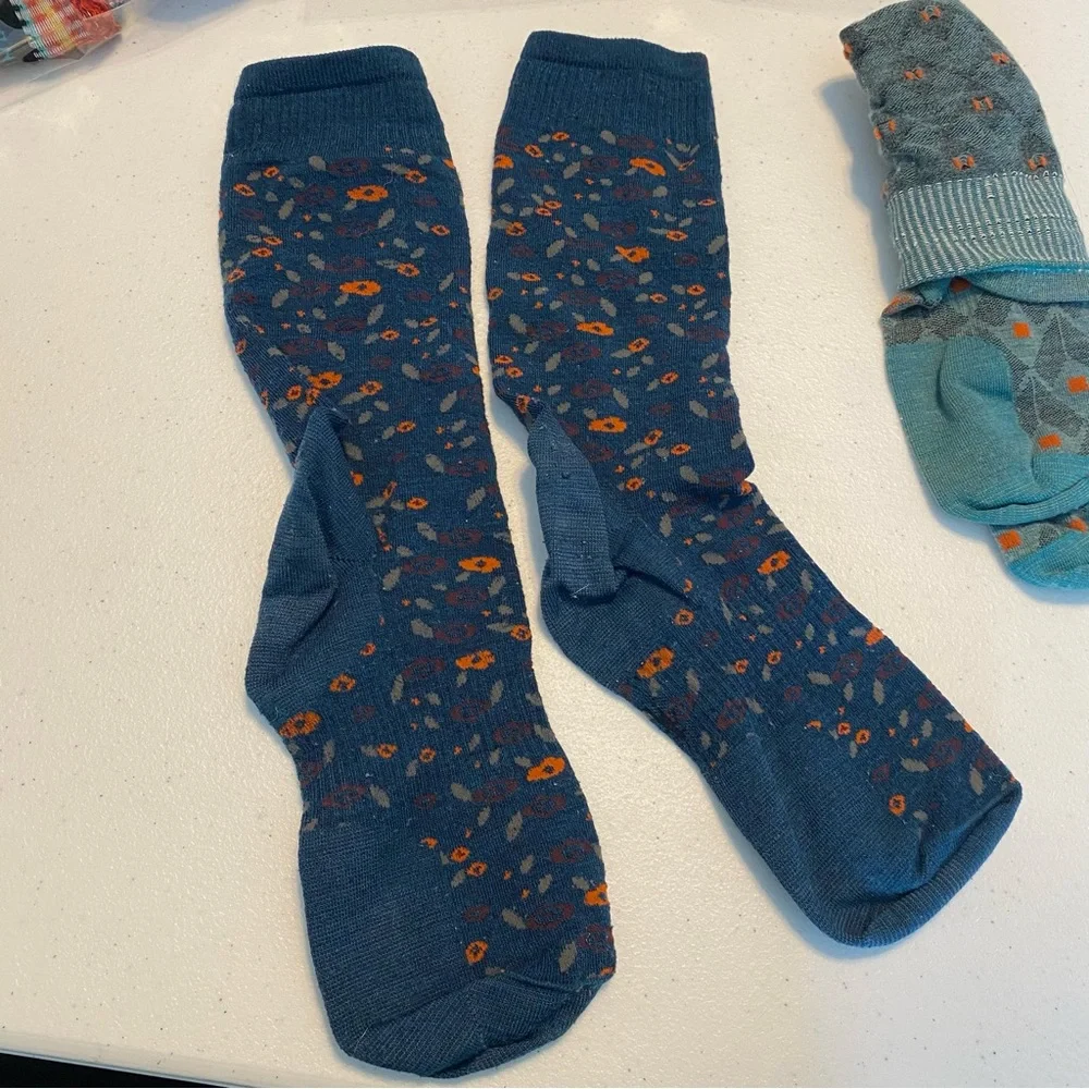 Bundle of 2 Smartwool women’s mid calf length socks small/medium thin hiking_2